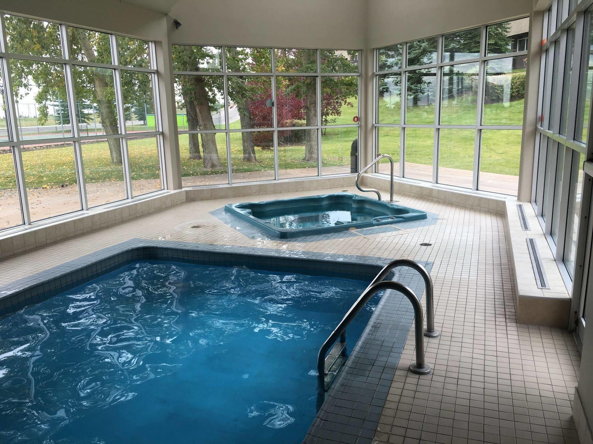 Olympic Suites YYC Buitenkant foto