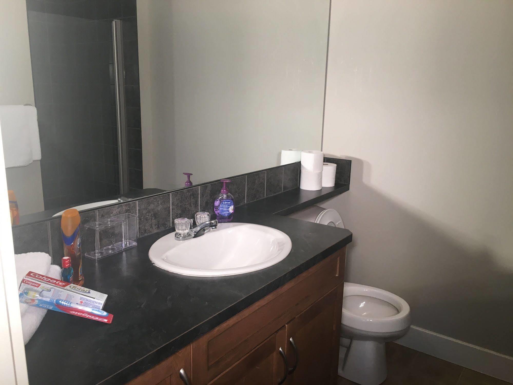 Olympic Suites YYC Buitenkant foto